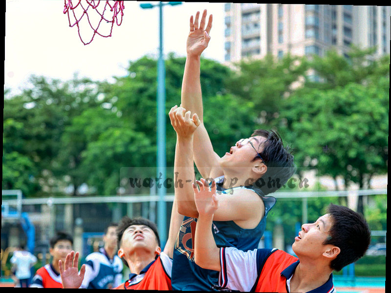 昏暗的赛事分析室，桌面铺满数据打印稿和战术图